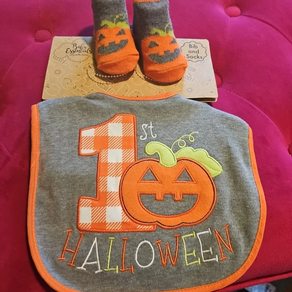 NWT Baby Essentials 1st Halloween Bib & Socks Pumpkins Boy Or Girl 0-6 Months